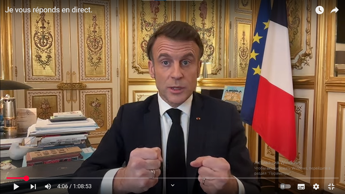 Макрон в ходе "стрима". Скриншот с канала Макрона в YouTube.