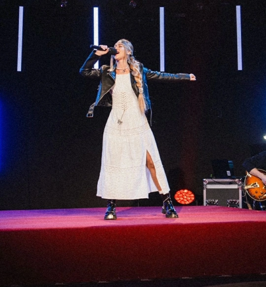    Певица из Макеевки разделила победу с югорчанкой в проекте «Иди за мной. Свои песни»