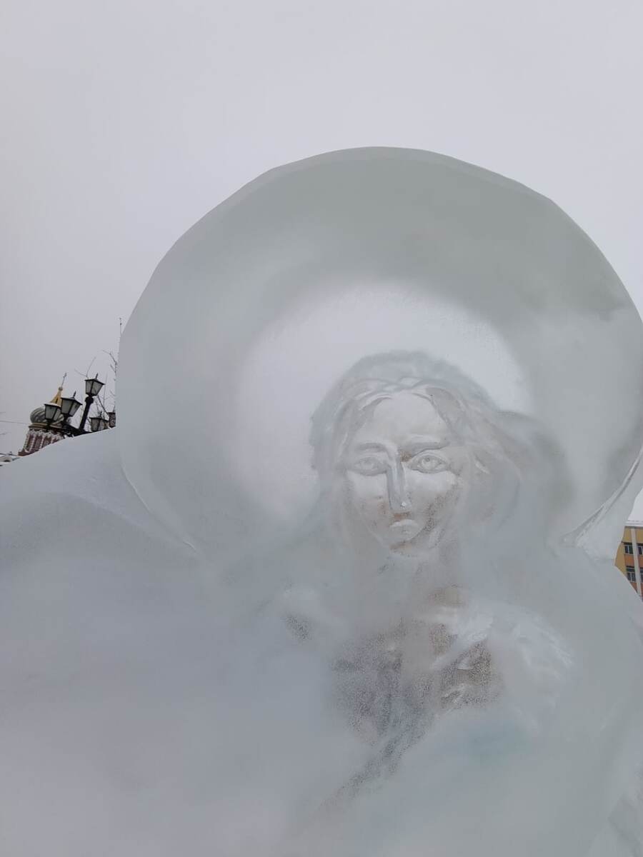 А здесь как раз так и видно, что черты лица находятся как бы за пластом льда. Они вырезаны изнутри ледяной глыбы.