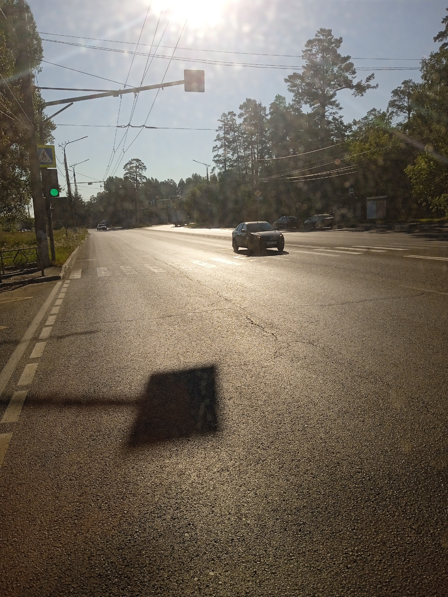 Раннее утро на улице Баныкина. Первый из трёх ежедневных рейсов 22-го маршрута тольяттинского троллейбуса. Фото автора