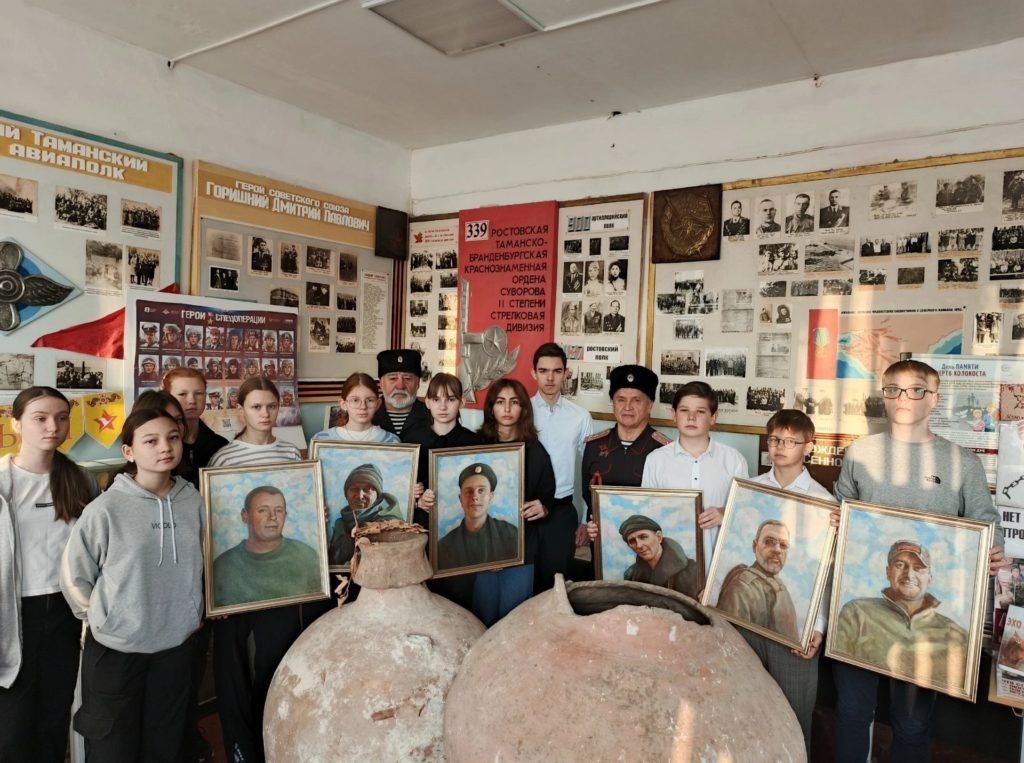    В торжественной передаче портретов участвовали председатель стариков Сенновского хуторского казачьева общества, есаул Александр Ильин и походный атаман Николай Тюленников. Фото: Сенновское ХКО.