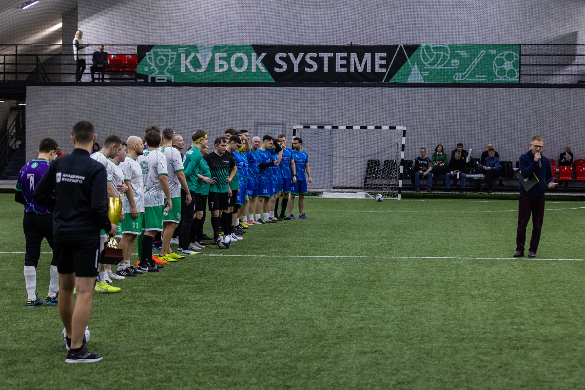 Открытие турнира, построение команд >>