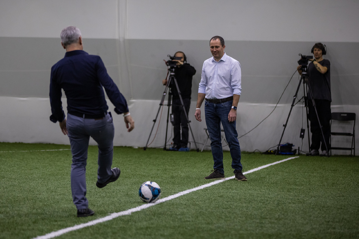 Символический розыгрыш мяча перед началом турнира: Дмитрий Курпеков и Радик Мухамадеев, генеральный директор Завода "Потенциал"