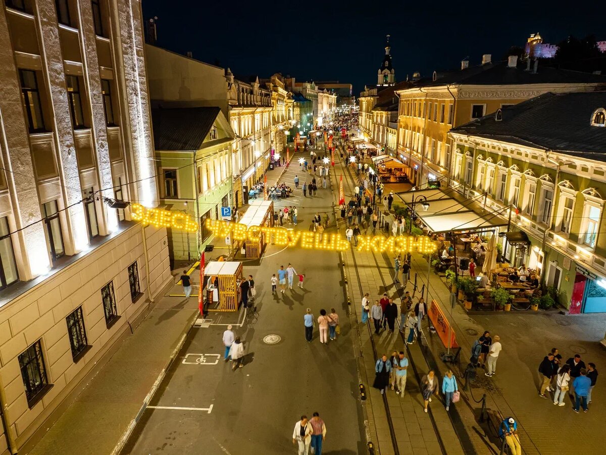 Нижегородцы и гости города блондят по улице Рождественской