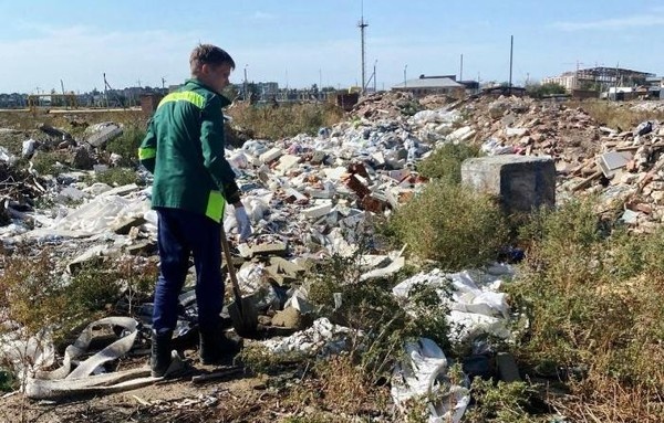 Судебное решение в законную силу не вступило и может быть обжаловано в установленном порядке.  
 
 Фото: пресс-служба Нижне-Волжского межрегионального управления РосприроднадзораПлощадь несанкционированного накопления отходов и строительного мусора – почти 2,5 тыс. квадратных метров. 
 
 В ходе выездного обследования в Астрахани сотрудник Нижне-Волжского межрегионального управления Росприроднадзора обнаружил несанкционированную свалку отходов в Советском районе по адресному ориентиру 2-ой проезд Рождественского. Там на площади более 2400 кв. метров была захламлена территория отходами (преимущественно твердыми коммунальными) и строительным мусором.  
 
 В адрес администрации Астрахани было объявлено предостережение о недопустимости нарушения обязательных требований по уборке городской территории. Однако повторный выезд во 2-ой проезд Рождественского установил, что свалка не ликвидирована.  
 
 В этой связи управление Росприроднадзора обратилось в судебные органы с заявлением о возложении обязанности на городскую администрацию. Исковое заявление контрольного ведомства Советский районный суд Астрахани удовлетворил в полной мере.📷
