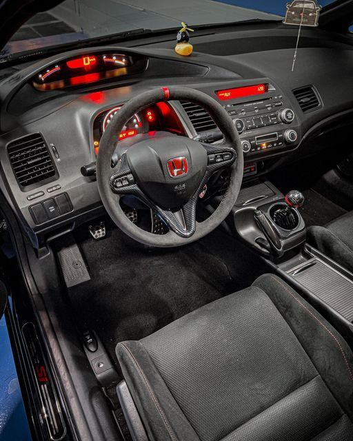 Интерьер с дисплеями здорового человека. Ламповый цифровой уют. Фото из открытых источников