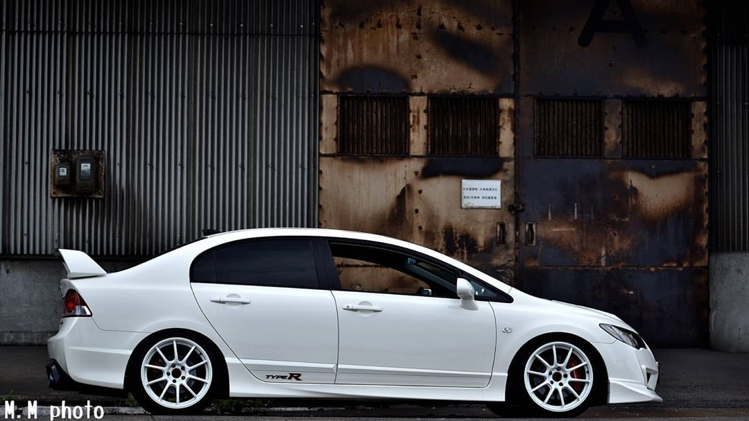 Этот профиль не спустать ни с чем. Идея "гоночного минивэна" наверняка навеяна легендарной Caldina GT Four. Фото из открытых источников