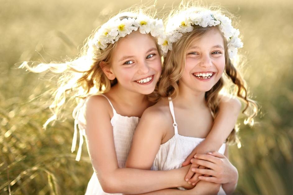 Фото из интернета. Сёстры.