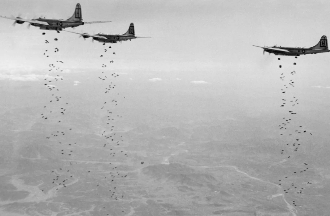 "Летающие крепости" Б-17 наносят удар по целям.