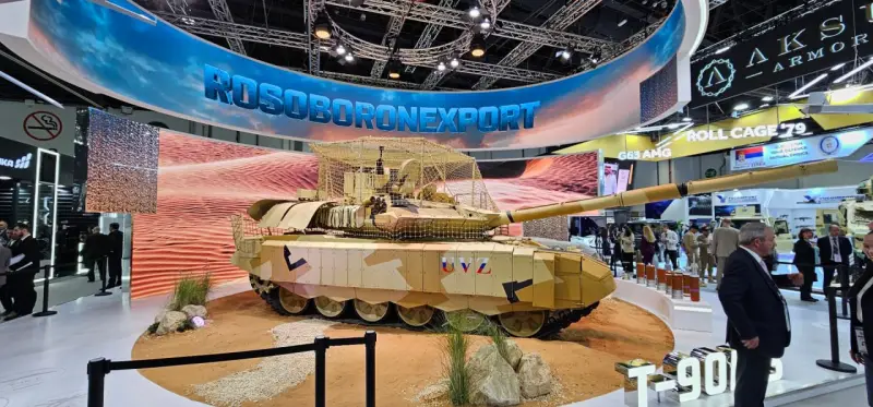 Выставочный танк Т-90МС. Хорошо видны дополнительные средства защиты