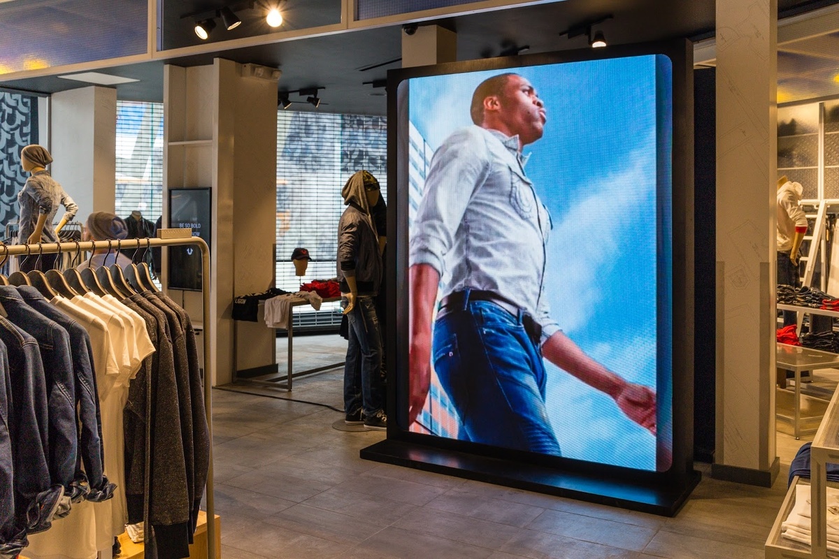 Пример indoor-рекламы на цифровом экране в магазине одежды