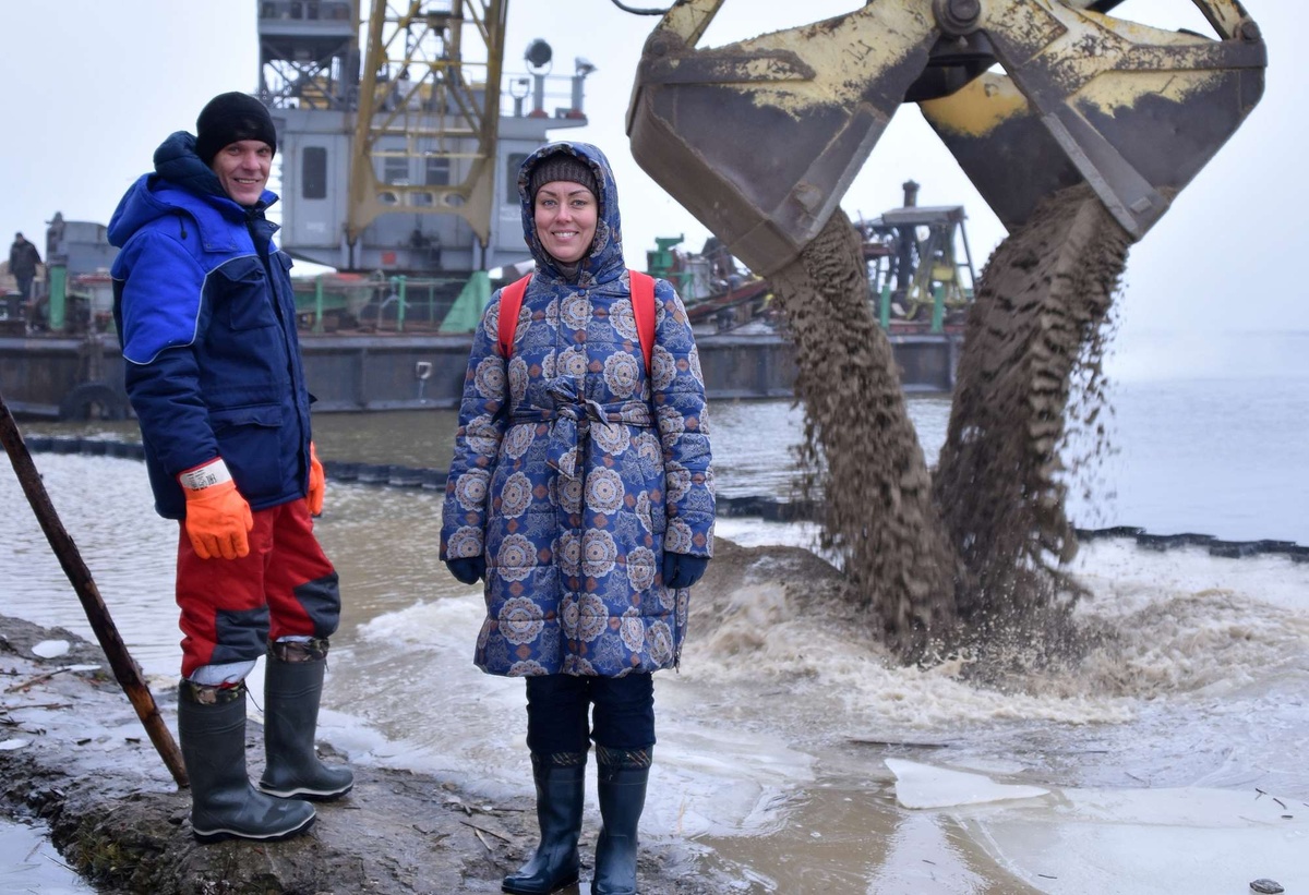 Засыпка песка в пространство между шпунтовой стенкой берегоукрепления и храмовым островом осенью 2019 года. В центре – директор фонда Анор Тукаева. Фото из архива Фонда «Крохино»