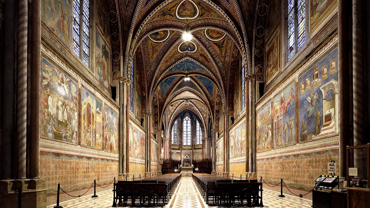 Над убранством церкви работали лучше мастера своего времени - Чимабуэ и Джотто