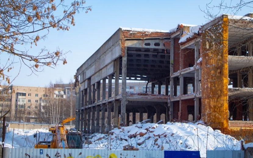    Снос заброшенного здания на ул. Камбарской в Ижевске. Фото: Данил Иванов
