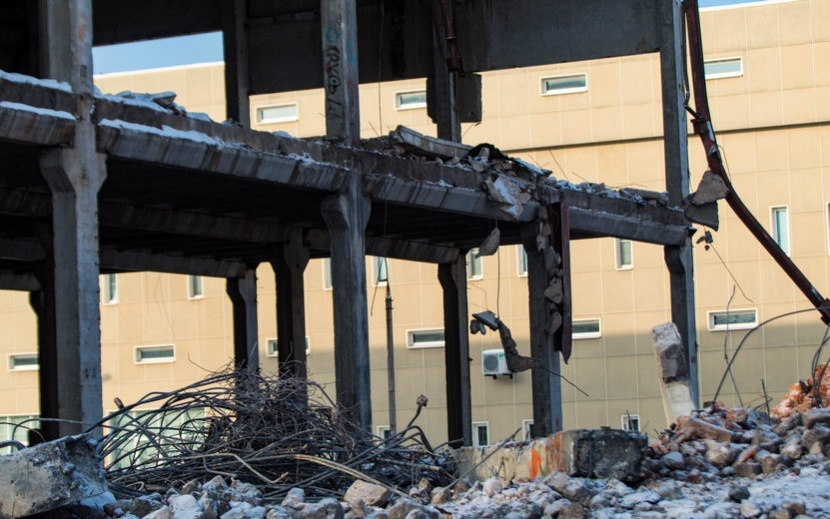    Снос заброшенного здания на ул. Камбарской в Ижевске. Фото: Данил Иванов