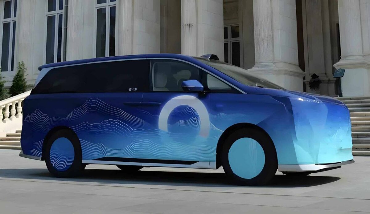 Пока весь мир гадал, что выйдет из партнёрства GAC и Huawei, китайцы тихонько обкатывали первый совместный минивэн. Тачку засекли на тестах 12 февраля, и хотя она была в камуфляже, ценник в 41 000 баксов уже успел утечь в сеть.

Xiangwang — так окрестили новинку. На борту будет полный фарш: умная начинка от Huawei, продвинутый гибридный движок от GAC и куча фишек для семейного комфорта.

В салоне обещают огромный экран как в Теслах и новый интерфейс, который должен "порвать" конкурентов. Учитывая, что Huawei знает толк в железе, а GAC давно делает норм тачки — может выйти реально бомба