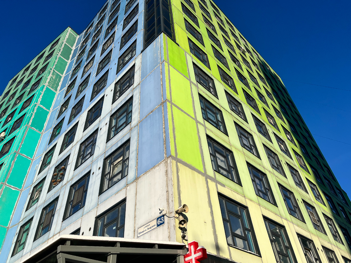 Фасад дома 63 уже находится в удручающем состоянии, хотя дому нет еще 4 лет (Листайте карусель из фото)