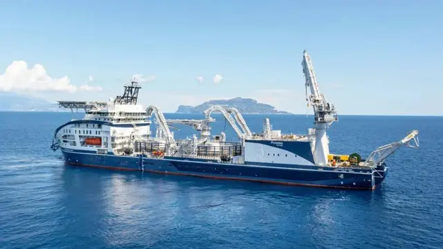 Итальянская группа Prysmian во время работ по самой глубокой прокладке неметаллического бронированного кабеля постоянного тока напряжением 500 кВ.. Источник фото: https://interestingengineering.com/innovation/worlds-deepest-power-cable