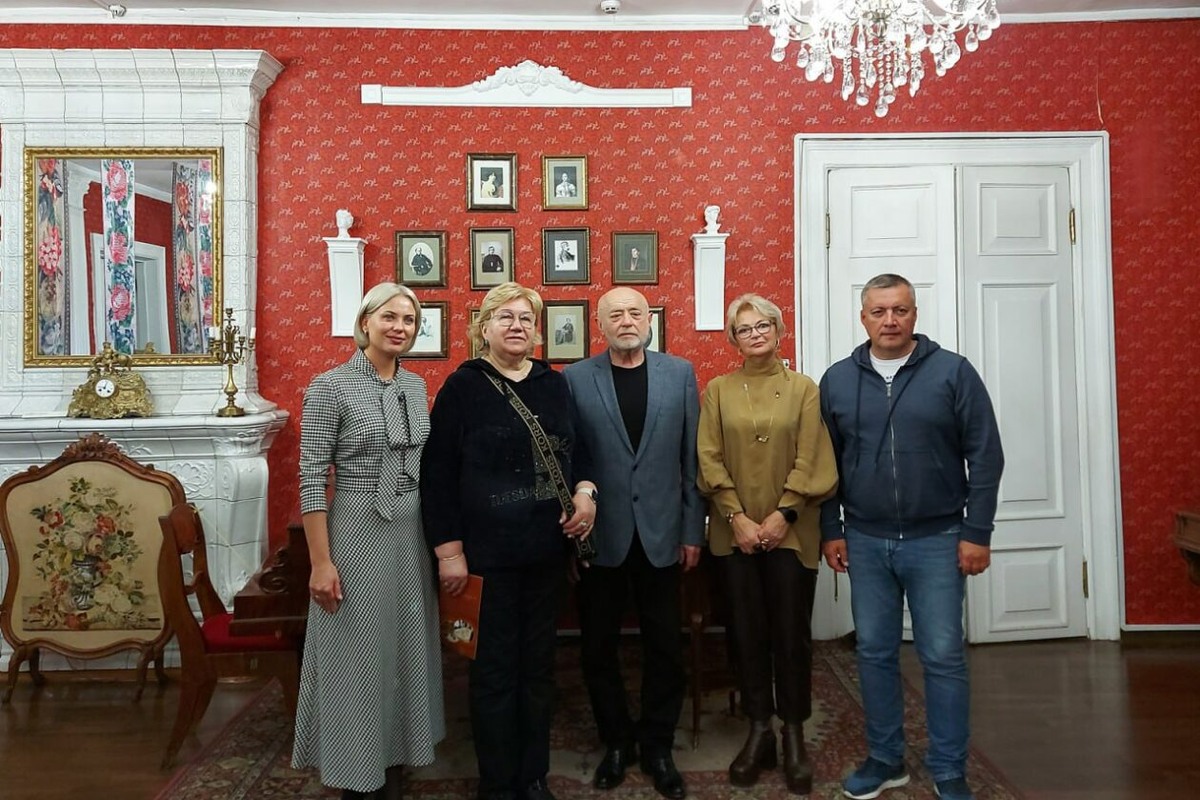 Визит в музей Михаила Фрадкова и губернатора Иркутской области Игоря Кобзева
Фото: Иркутский музей декабристов