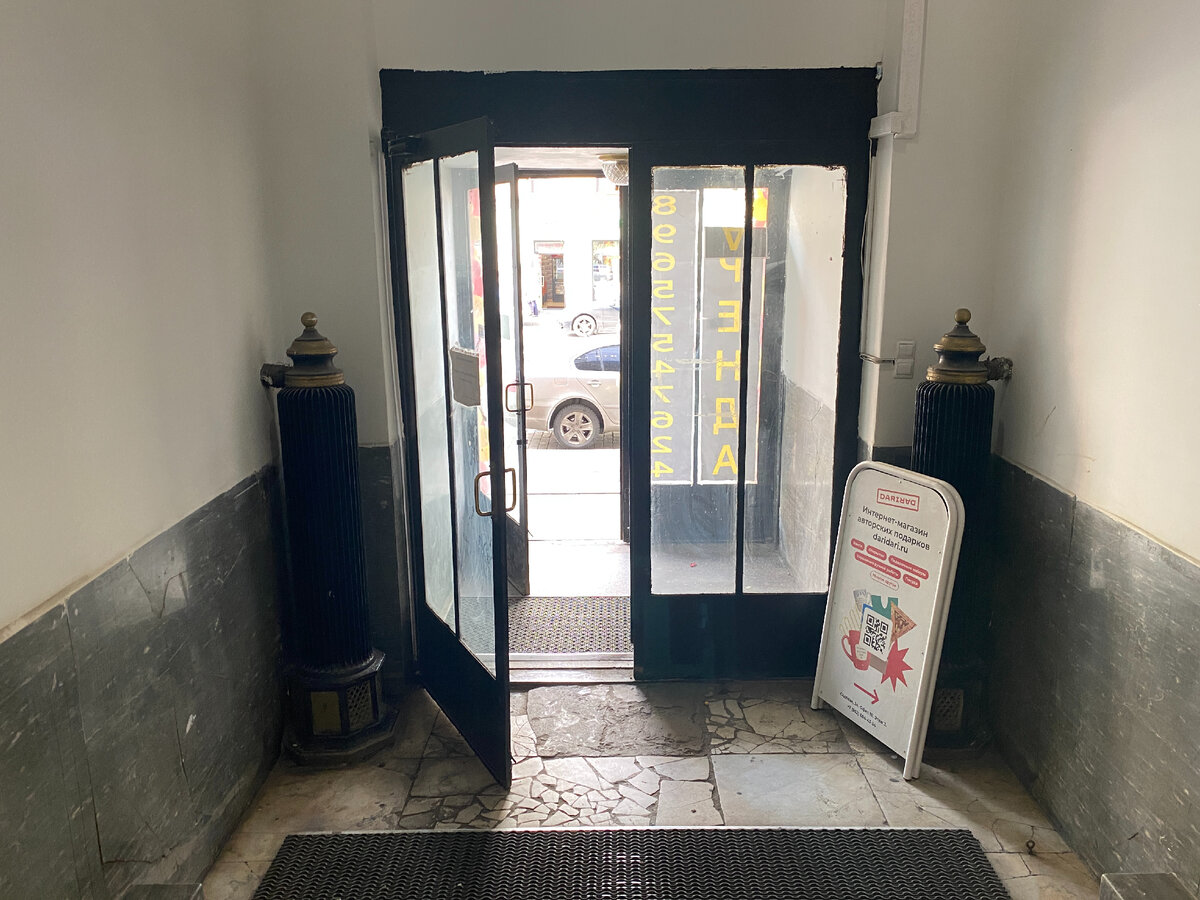 Входная группа. С чугунными звездообразными радиаторами, они изготавливались на Санкт-Петербургском металлическом заводе