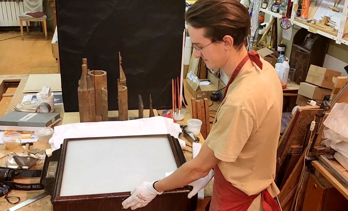 Реставратор Алексей Молчанов показывает отреставрированный киот