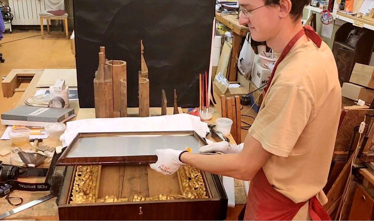 Реставратор Алексей Молчанов показывает отреставрированный киот