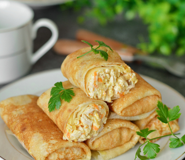 Блинчики с нежной куриной начинкой: любимый завтрак всей семьи