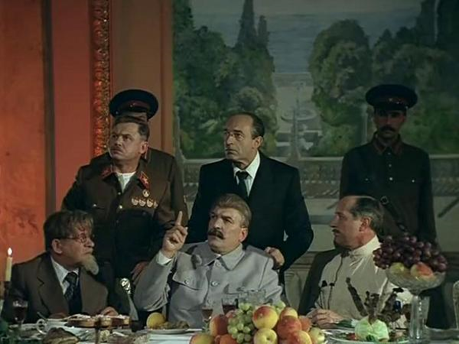 Фрагмент фильма «Пиры Валтасара, или Ночь со Сталиным» (1989). Фото из открытых источников.
