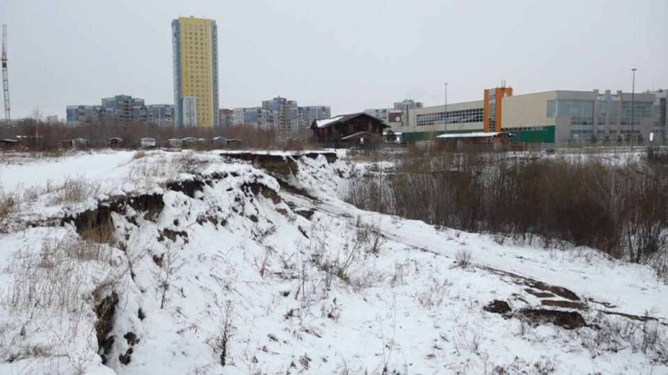    Пустырь за ТЦ "Европа". Источник: Толк