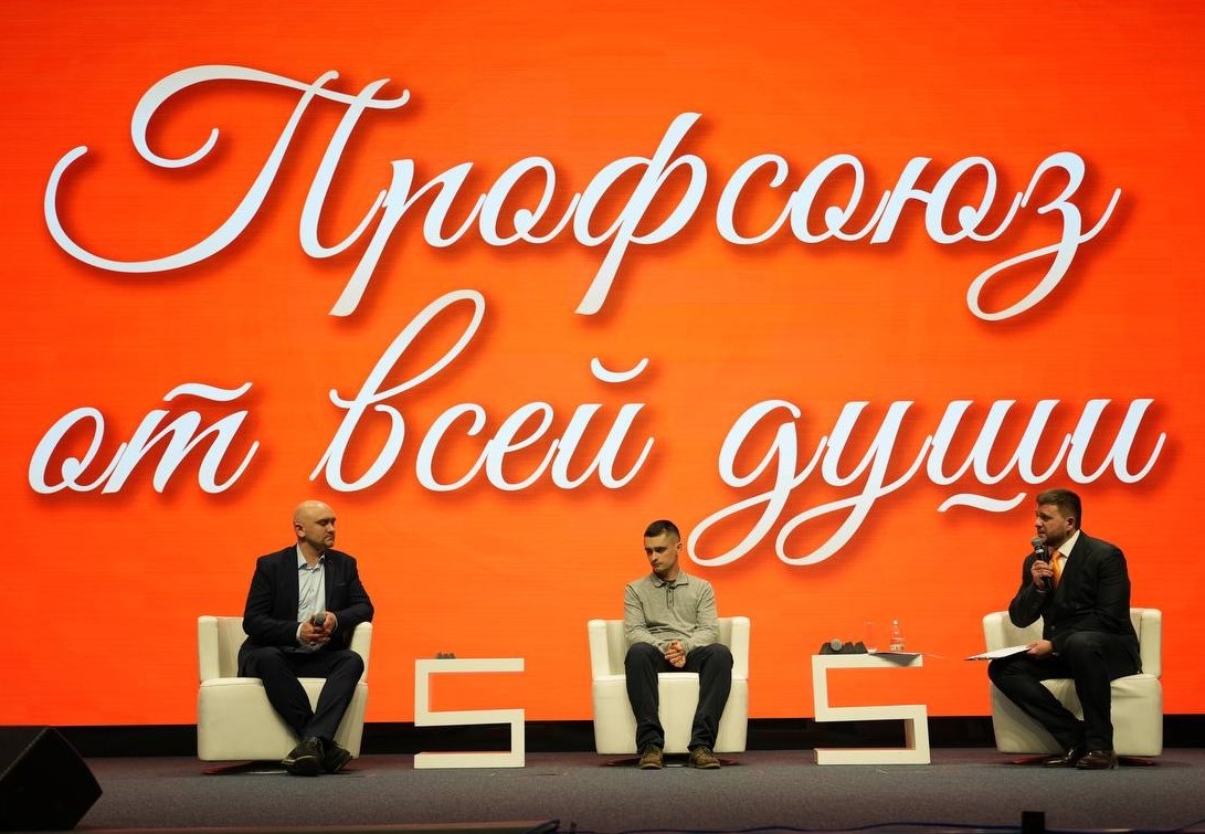 На фото в центре - участник СВО, учитель школы имени Маршала В.И. Чуйкова Геннадий Старунов, справа - председатель МГО Профсоюза Константин Гужевкин, слева - участник СВО, учитель школы № 854 Иван Кизнер.