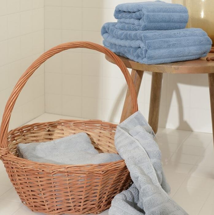 На фото: Полотенце для рук Waves серого цвета из коллекции Essential, 50х90 см