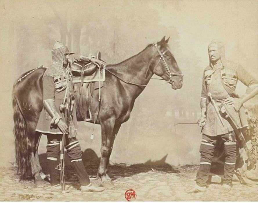 Фотография рубежа XIX / XX вв, изображающая двух кабардинцев с конем кабардинской (черкесской) породы (адыгэш) в старинной экипировке кабардинских аристократов.