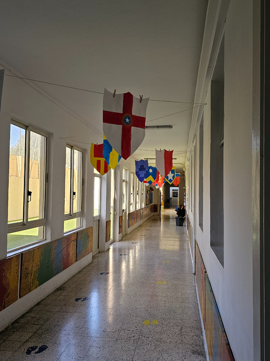 Коридоры мальтийской государственной школы. Обратите внимание,  на полу обозначено направление движения