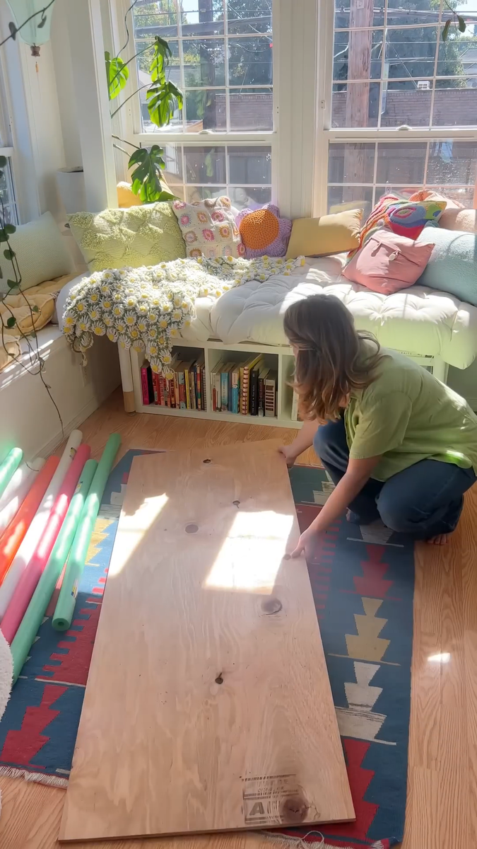 Чтобы воплотить идею, понадобится лист фанеры и зеркало подходящего размера