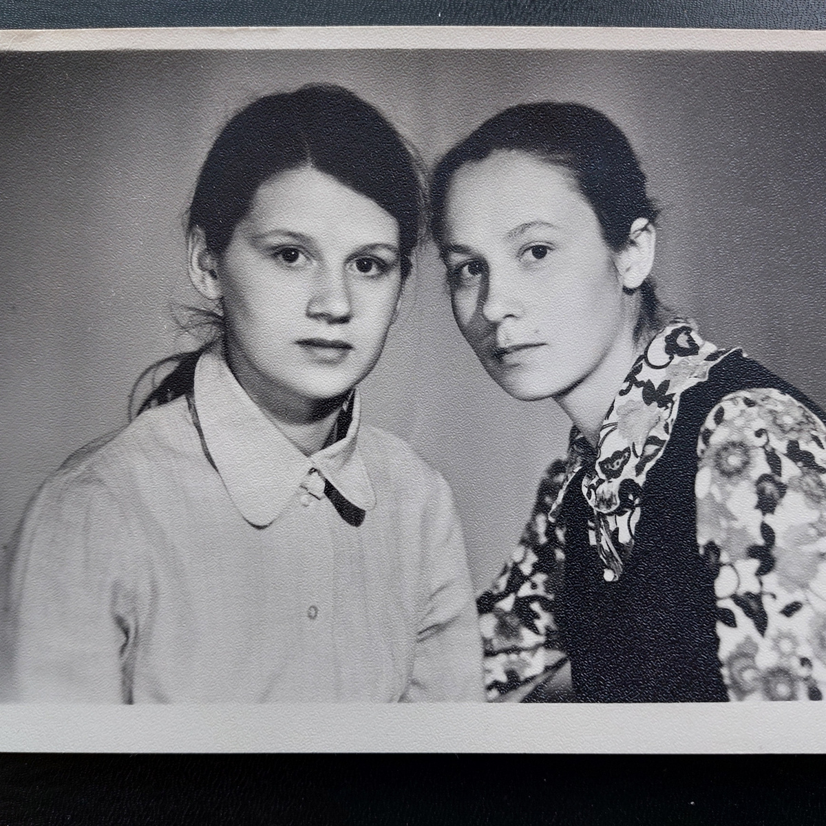 1971год. И у Ани, и у меня учеба в Барнауле. Даже помню, что эта белая блузка, похожая на современную джинсовую рубашку была немного колючей, а цветная блузка на Ане была из натурального и очень плотного шелка. Такой теперь стоит бешеные деньги и качества такого уже вряд ли сыщешь.