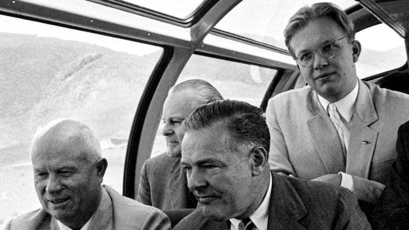 Сергей сопровождает отца в одной из поездок. Фото из открытых источников.