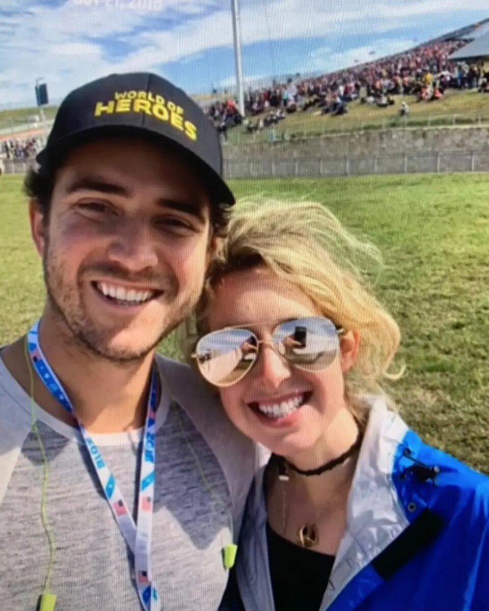 Интересное отражение в очках девушки. А так довольно жалкое фото. Просто два идиота.