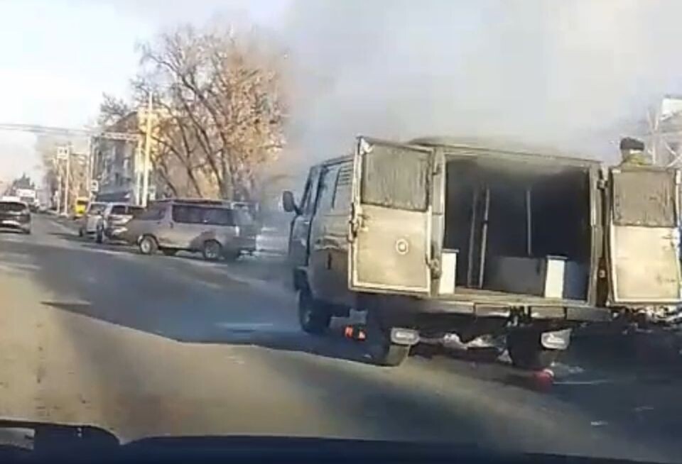    УАЗ загорелся в Новоалтайске. Источник: "Новоалтайск. И все вокруг"