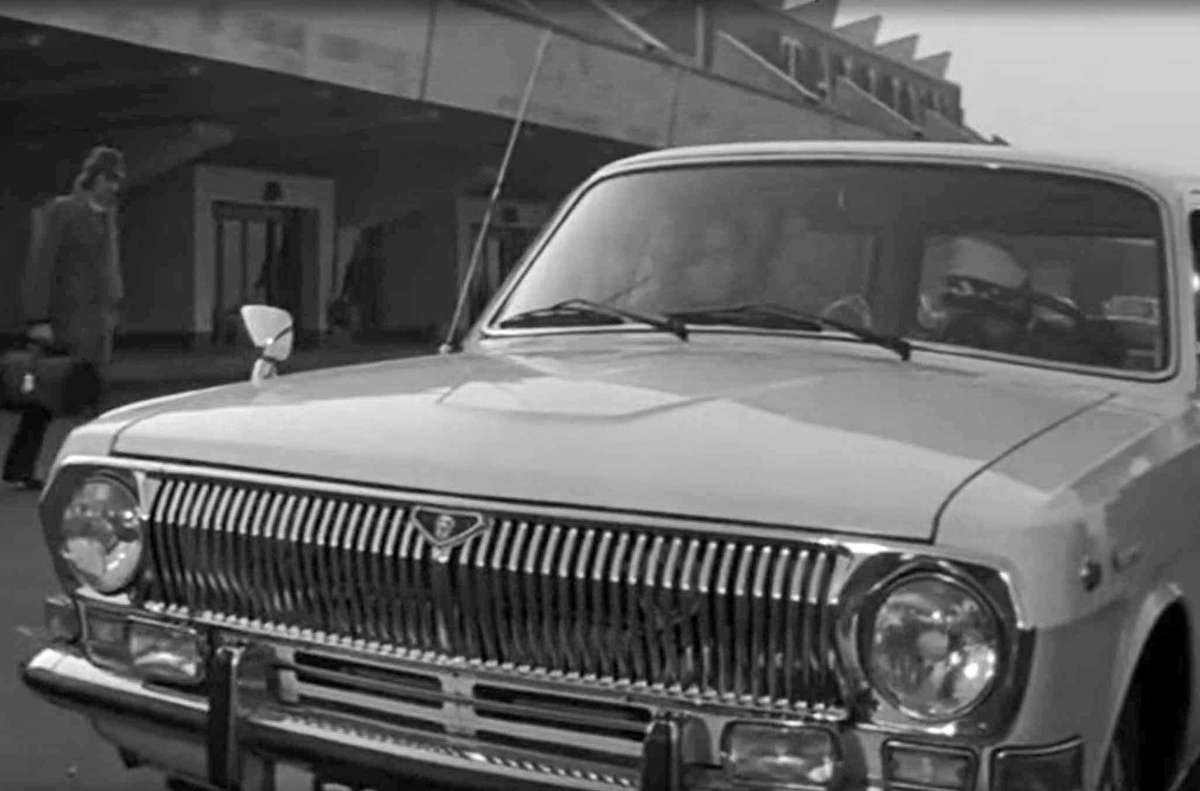 Кадр из фильма "Кольцо из Амстердама"