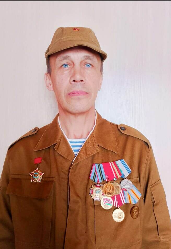 Зинфир Ахатов в парадной форме и с наградами