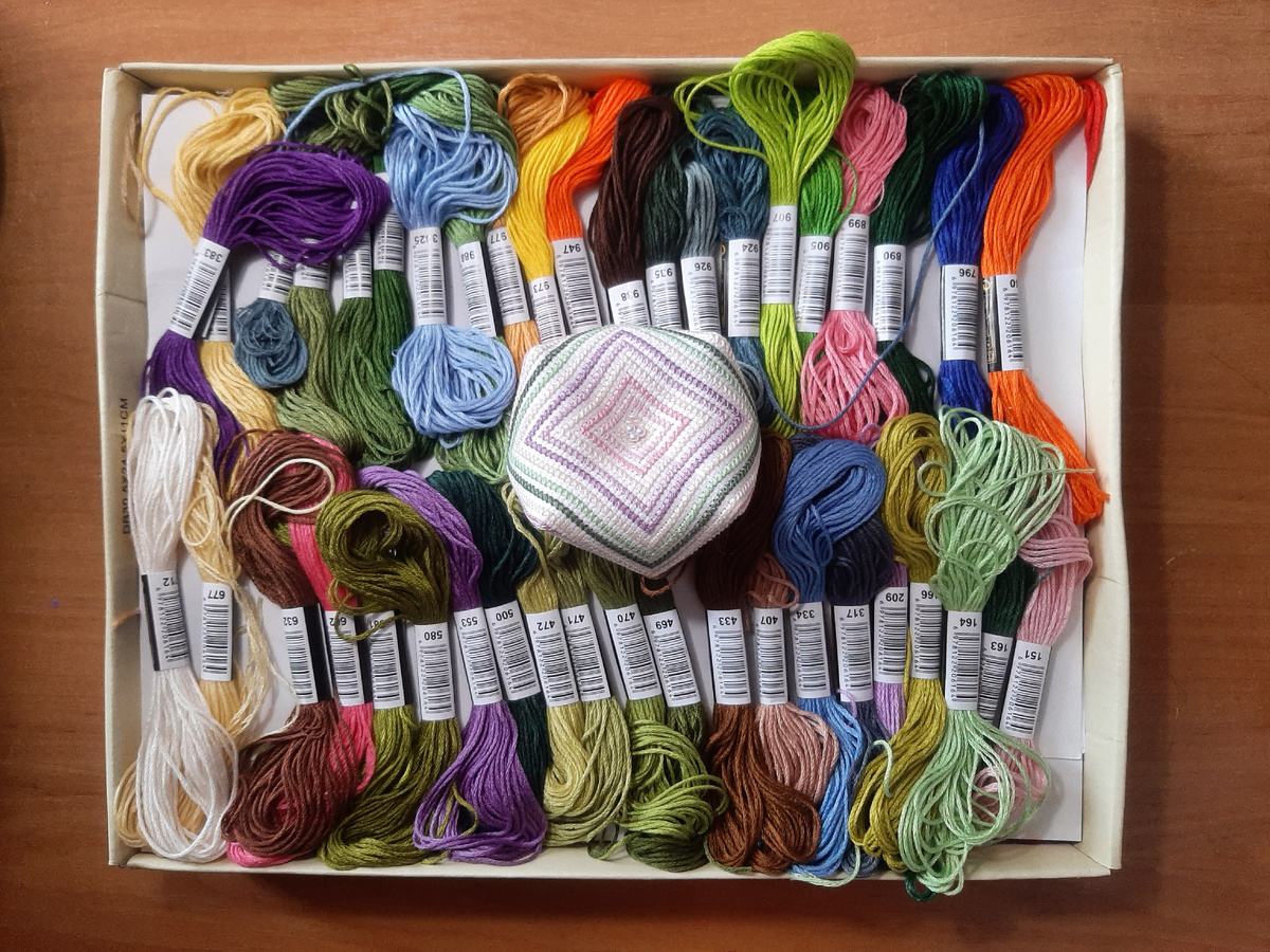 В работе 59 цветов.