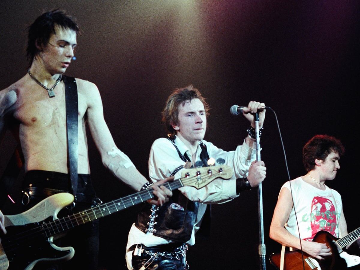 Джим Моррисон из The Doors или Джонни Роттен из Sex Pistols открыто выражали своё недовольство системой, вдохновляя молодёжь на перемены.