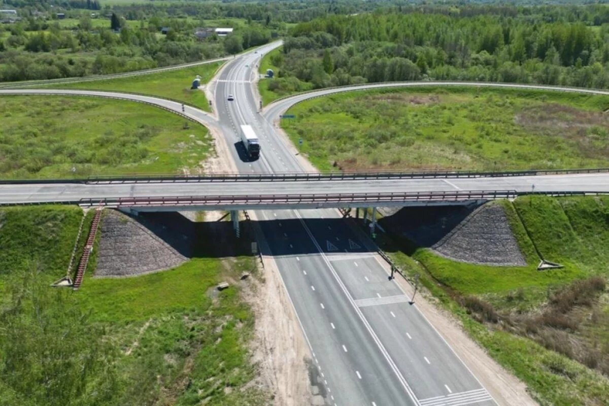    Под Псковом временно перекроют движение по путепроводу над трассой М-9