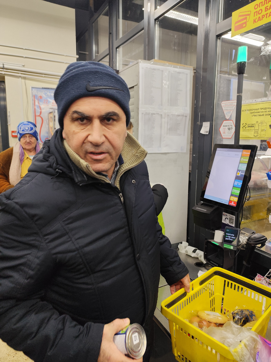 пролез вперед, потому что мужчина