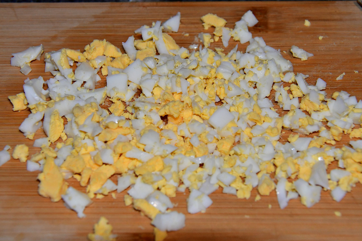 Нарезаем яйца