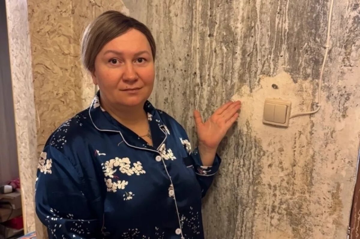    Потоки с крыши заливали весь подъезд – от девятого этажа до первого. В квартире Веры Колупаевой были залиты стены, вышла из строя проводка.