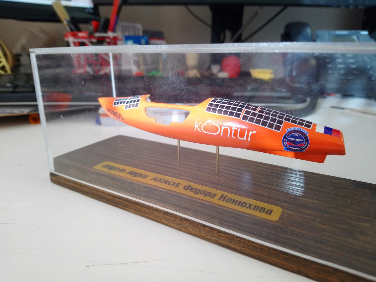 Сувенирная модель лодки путешественника Конюхова "АКРОС"