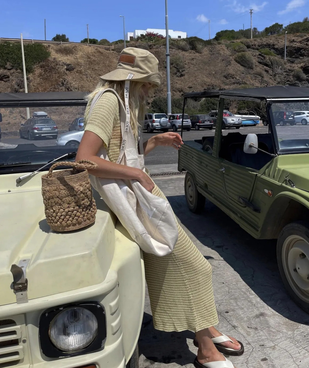 Вот Эльза выбрала для своего образа очень популярный цвет прошлого лета. Думаю в этом году мы увидем похожие образы на берегу моря)).