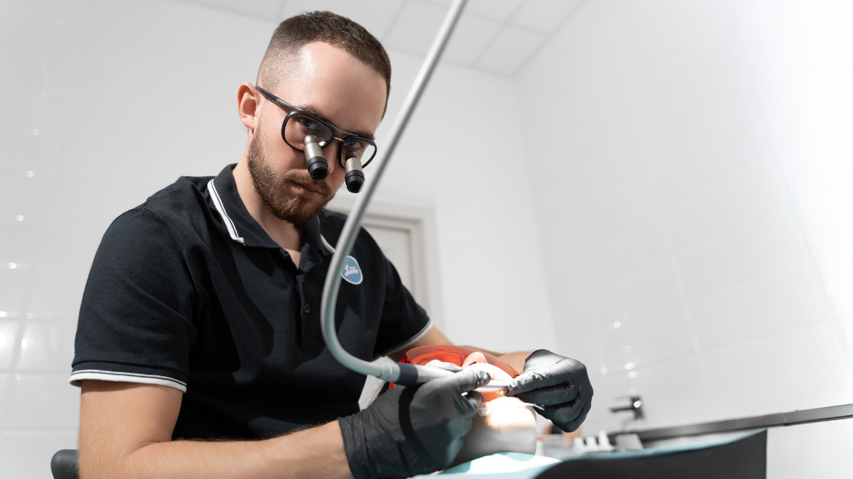 Когда ставят коронку на имплант на верхней челюсти