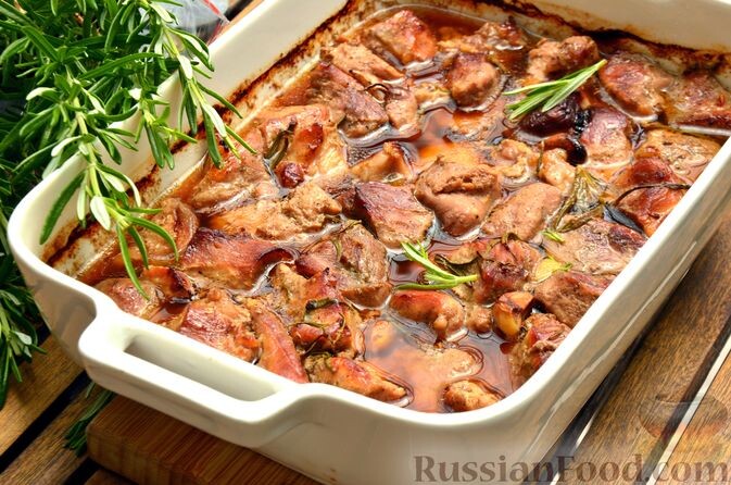 свинина, лук репчатый, чеснок, соус соевый, перец чёрный молотый, соль, розмарин